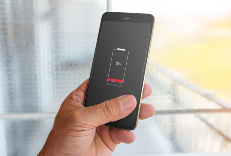 Smartphone battery icon illustrating mobile app battery consumption concerns