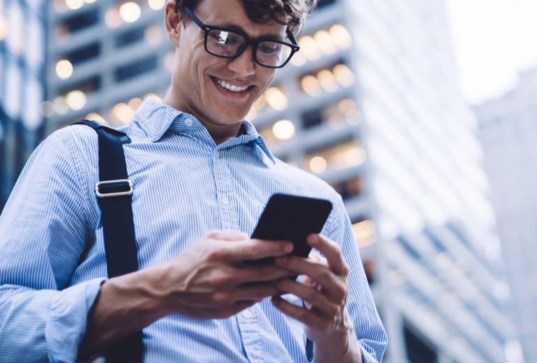 Comparison of mobile app user acquisition channels including social media and OEM