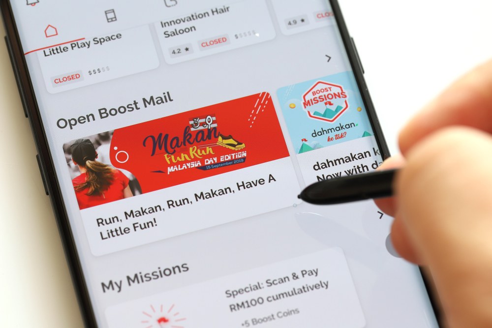 App screenshots and video previews displayed on a mobile device