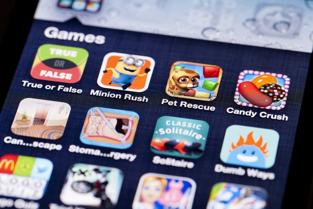 Play-to-earn app reward incentives including gift cards and cash prizes
